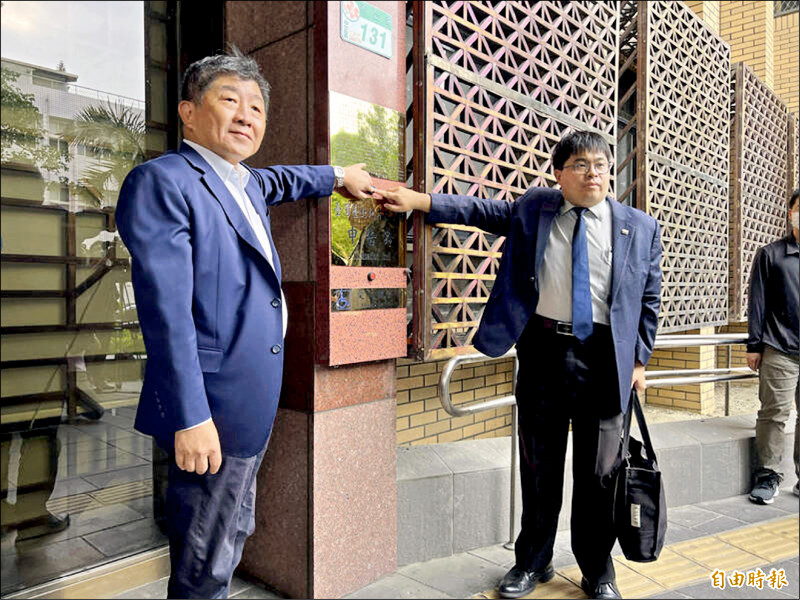 前衛福部長陳時中（左）在律師黃帝穎（右）陪同下，到台北地檢署按鈴，對吳子嘉提告誹謗。（記者錢利忠攝）