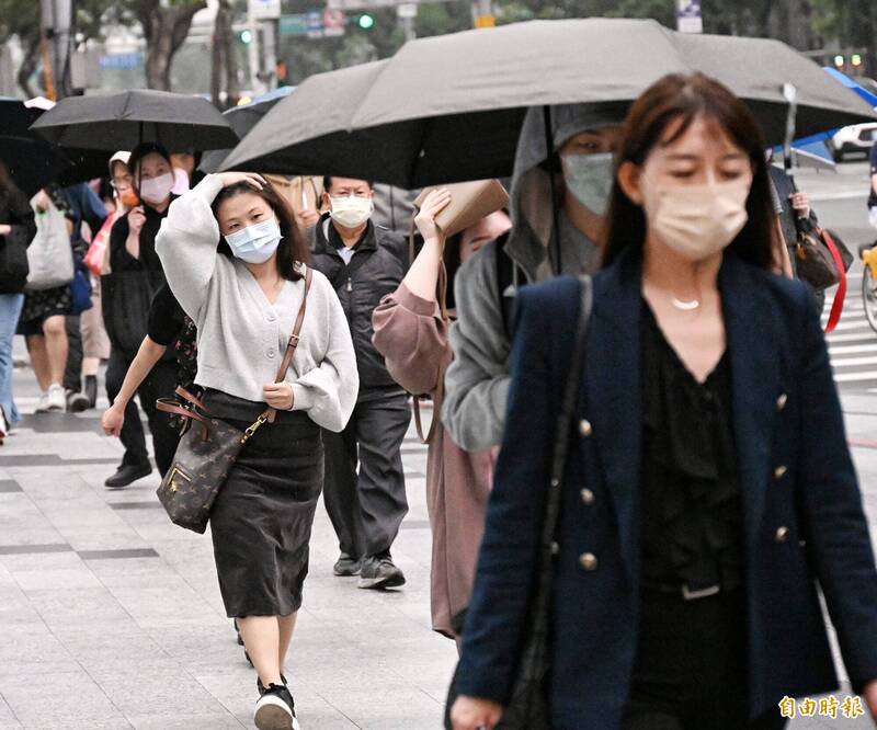 今天白天鋒面南移降雨減緩，唯中南部、東部及東南部地區仍有局部短暫陣雨或雷雨。（資料照）