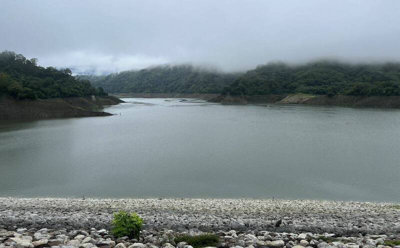 最新一波梅雨鋒面為鯉魚潭水庫帶來降雨，一天增加332萬噸的蓄水，水位回升1.21公尺。（鯉魚潭管理中心提供）