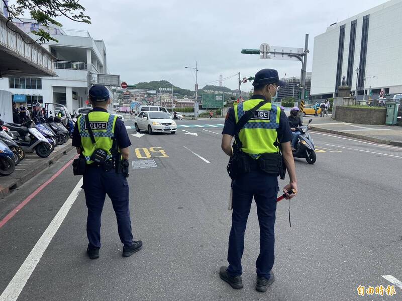 員警每天在路口站2個小時執行車輛不停讓行人。（記者盧賢秀攝）