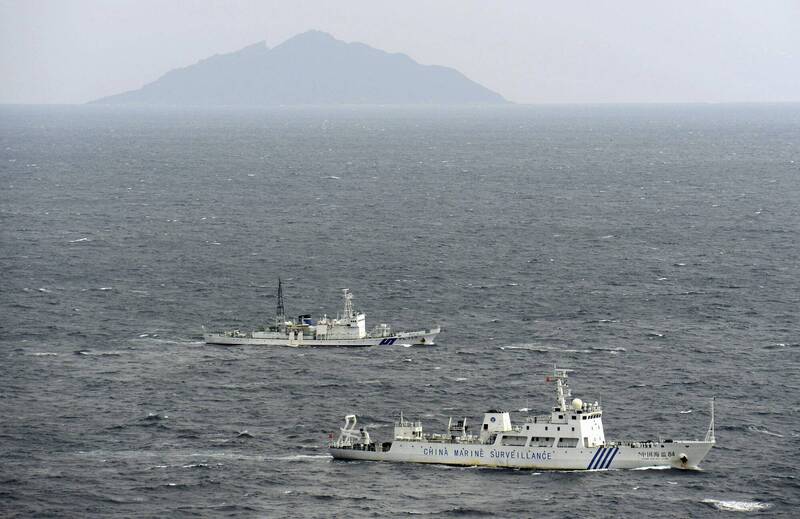 中國海警船24日前往釣魚台海域進行維權巡航。圖為2012年11月15日中國海警船(畫面下方)與日本海上保安廳船艦同時現身釣魚台海域。(美聯社檔案照) 中國海警船24日前往釣魚台海域進行維權巡航。圖為2012年11月15日中國海警船(畫面下方)與日本海上保安廳船艦同時現身釣魚台海域。(美聯社檔案照)
