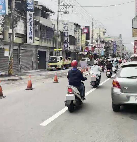 台中市政府建設局今天下午在大里仁化路進行路面刨鋪，因施工時間碰到下班時段引發民怨。（林志忠里長提供）