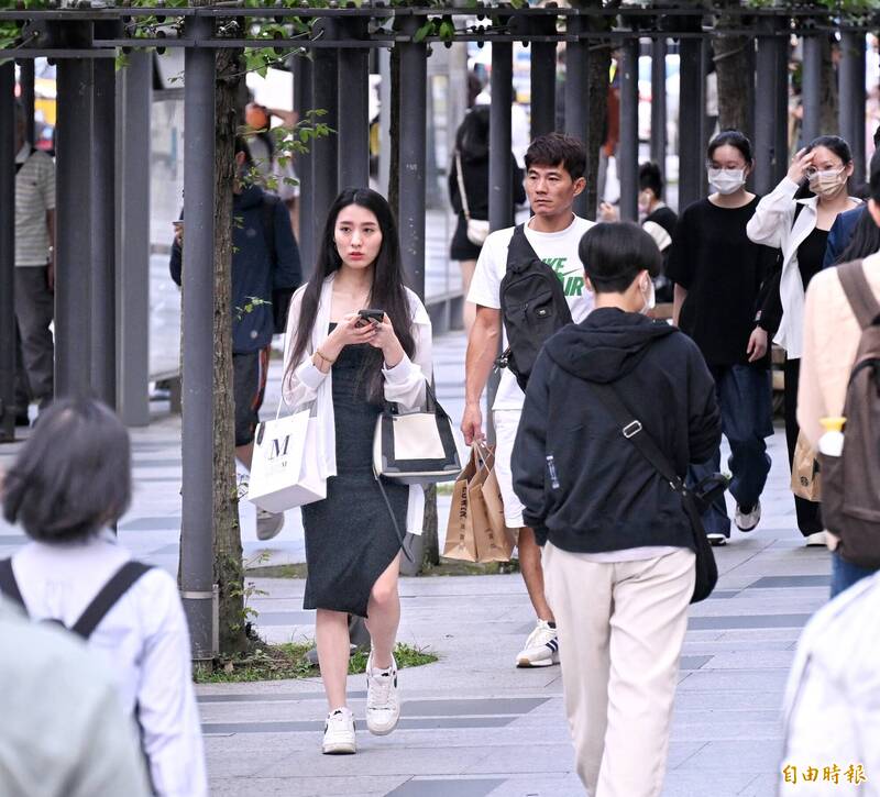 明天（25日）各地大多為多雲可見陽光，北部東北部回溫，午後各地山區有局部短暫雷陣雨。（資料照）