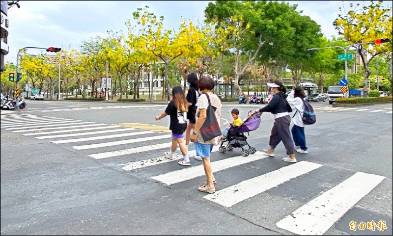 高市提前完成80處行人專用時相設置，改善行人路權，強化交通安全。（記者黃良傑攝）