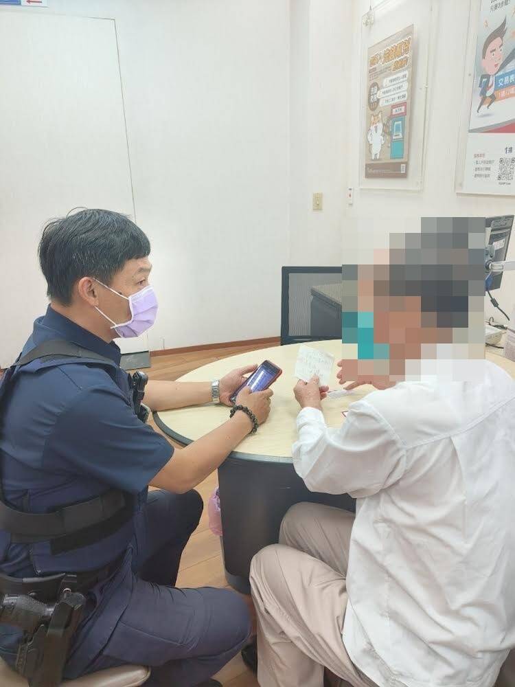 五甲所長張志忠向老翁說明詐騙手法攏是假,成功阻詐。(讀者提供) 五甲所長張志忠向老翁說明詐騙手法攏是假,成功阻詐。(讀者提供)