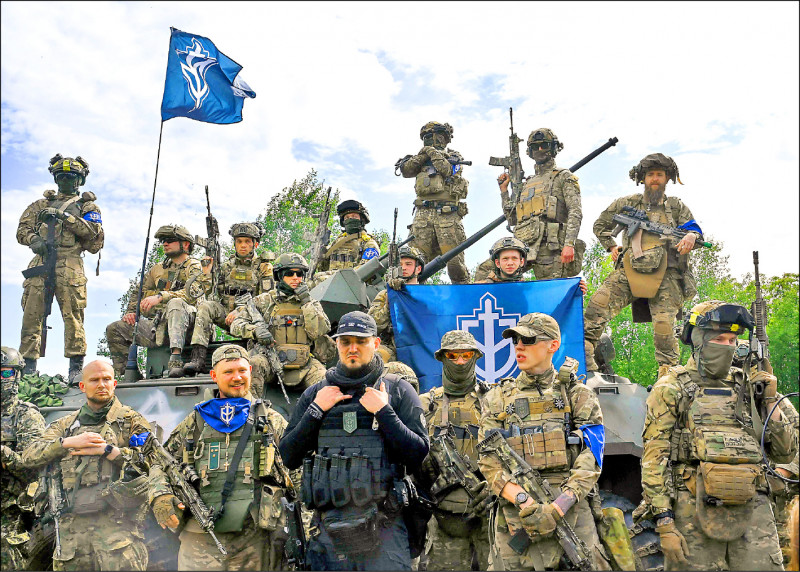 22日袭击俄罗斯贝尔哥罗德州的反克里姆林宫武装团体「俄罗斯志愿军」（RVC）创办人、绰号「白霸王龙」（White Rex）的卡普斯丁（中）24日表示，他们的行动凸显俄罗斯的防御弱点，日后还会继续发动这类袭击。（法新社）(photo:LTN)
