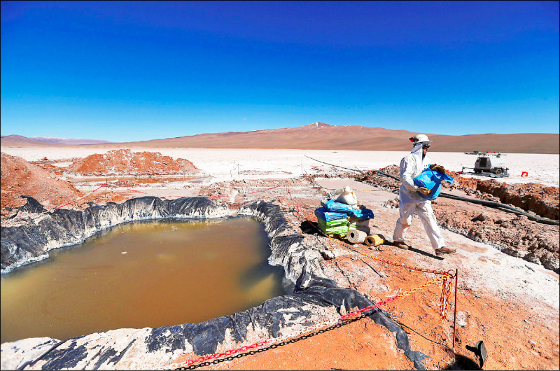 全世界有一半以上的锂矿藏位于阿根廷、玻利维亚和智利，中国企业为了掌握更大的锂供应占有率，正在开发中国家大举囤积锂矿权益，引起美国等其他国家警戒。图为阿根廷沙尔塔（Salta）的盐水池。（路透档案照）(photo:LTN)