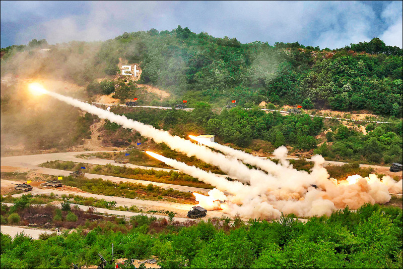 南韩和美国军队25日在北韩边界附近的京畿道抱川市胜进科学化训练场，举行「联合协同火力歼灭训练」实弹演习，规模创历年之最。（路透）(photo:LTN)