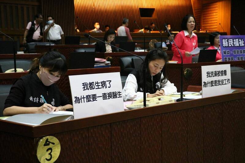 林詩穎（左）、林佩螢在自己議事桌立起標語，聲援被性騷的女消防員，竟引來黃浴沂不滿。（取自林佩螢臉書）