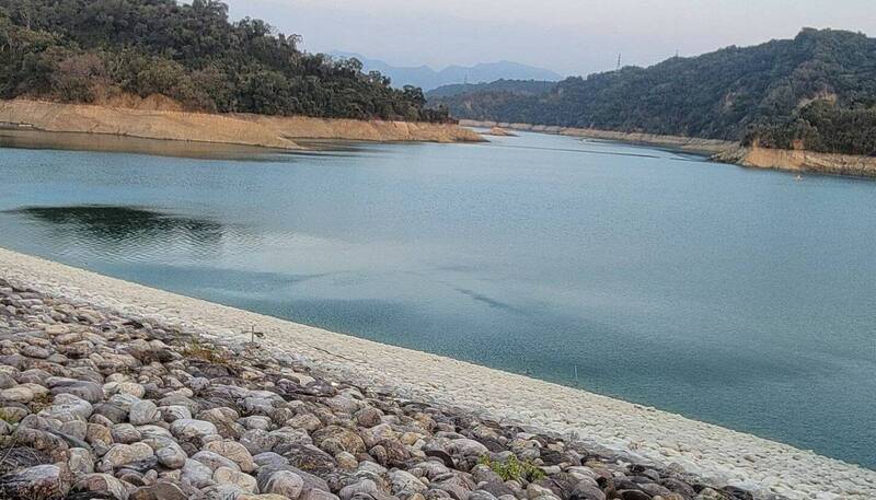 鯉魚潭水庫在集水區雨量持續入庫下，水庫蓄水重回50%，今天上午已達53%。（鯉魚潭管理中心提供）