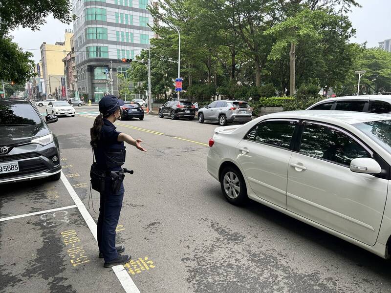 為維護學童上、放學通行安全，新竹縣政府警察局今年元月到4月於各級學校周邊，取締約3800件違規停車及違規臨時停車。（竹縣警局提供）