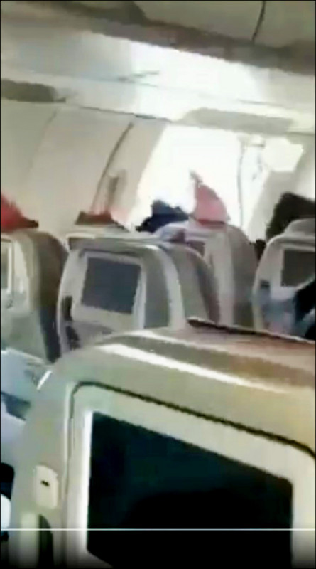 坐在紧急逃生出口旁的一名30多岁男子突然打开逃生门，当时离降落还有2到3分钟，强风瞬间吹进机舱。（取自推特）(photo:LTN)