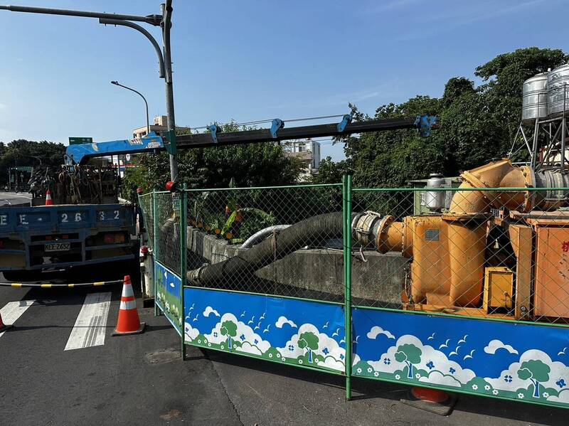 瑪娃颱風來襲，水務局於6處易淹水地區布置抽水機，圖為八德崁頂路抽水機。（水務局提供）