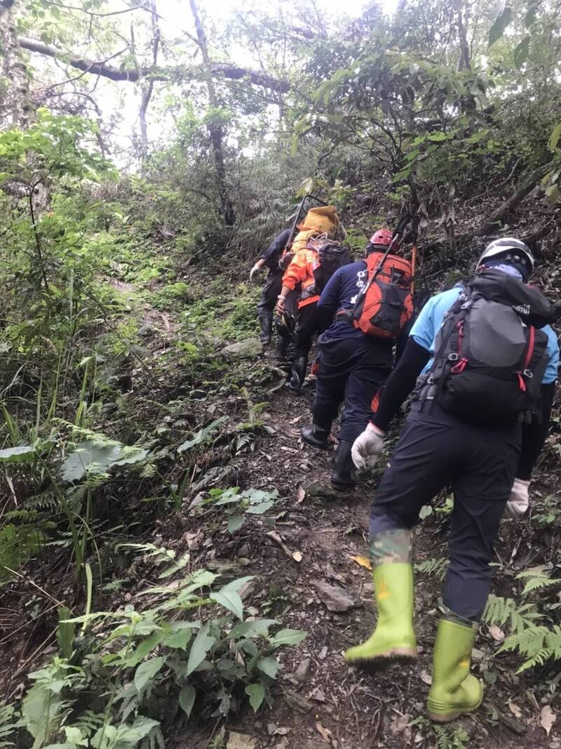 旗鹽主山發生民眾摔落邊坡，救難人員趕往救援，接觸時已無生命徵家。（屏東縣消防局提供）