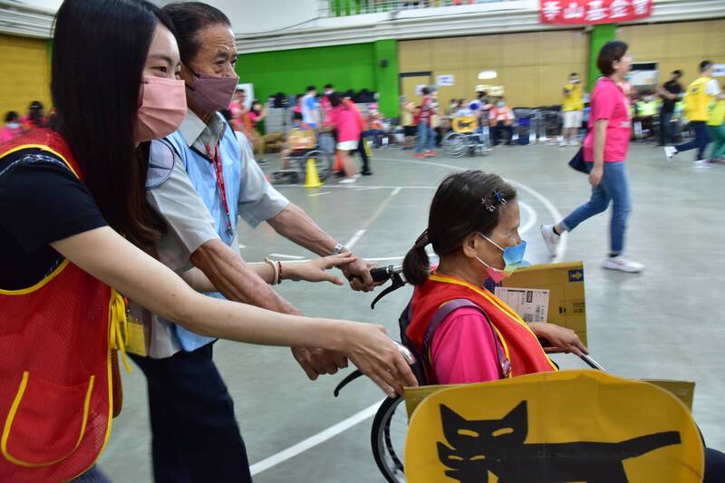 華山基金會舉辦「第八屆愛老人運動會」現場近150位阿公阿嬤在志工陪伴下運動（華山基金會提供）