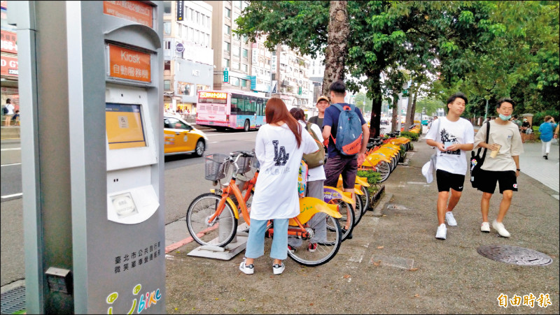 YouBike系統日前遭境外駭客攻擊，造成4萬多名會員個資外洩，營運商微笑單車提供受害會員每人500元騎乘券。（記者蔡亞樺攝）