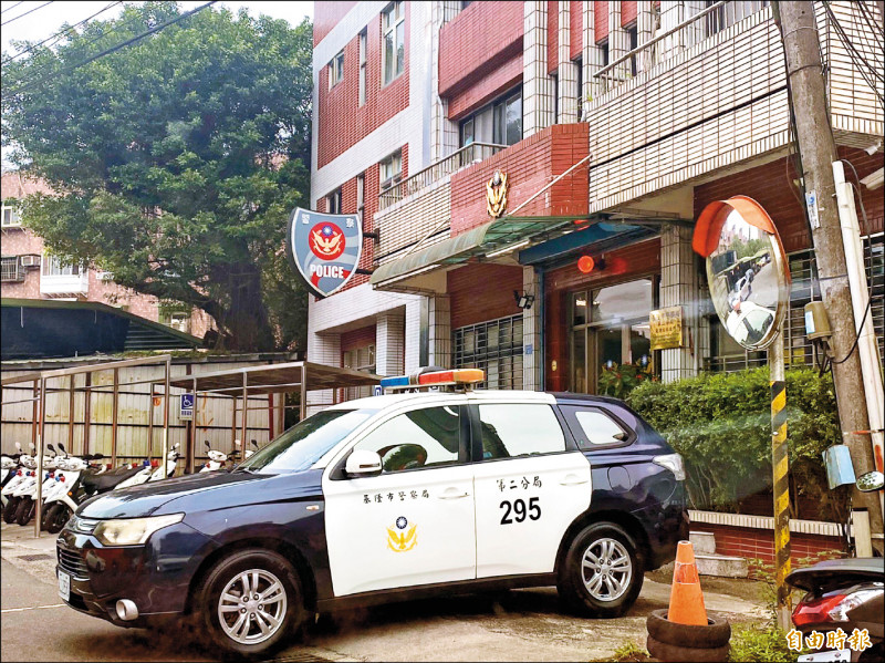 禮儀公司員工聽聞老闆被人擄走,趕緊到深澳坑派出所報案。(記者吳昇儒攝) 禮儀公司員工聽聞老闆被人擄走,趕緊到深澳坑派出所報案。(記者吳昇儒攝)