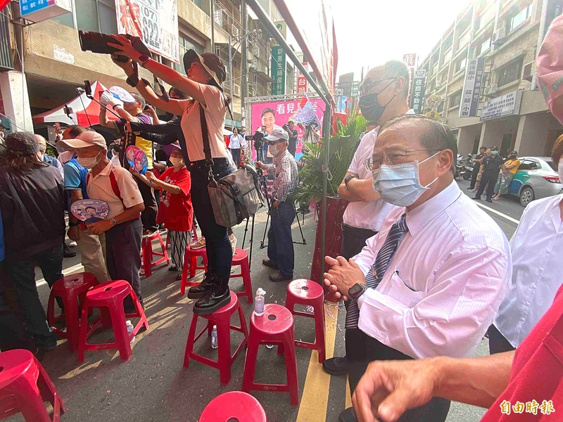 侯友宜二哥侯明鋒（右1）默默幫弟弟助選。（記者黃旭磊攝）