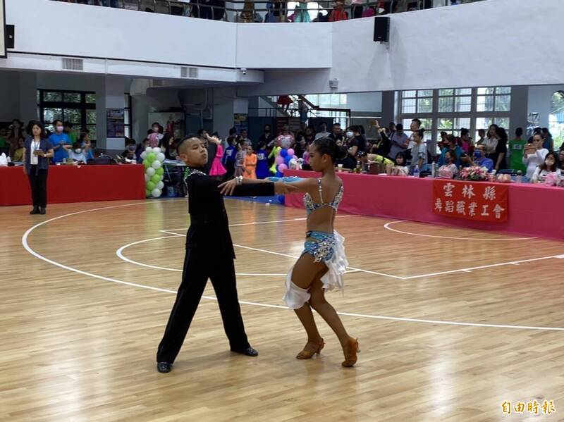 全國各級學校舞蹈運動錦標賽在斗六舉行，小舞者展現精湛舞技。（記者詹士弘攝）