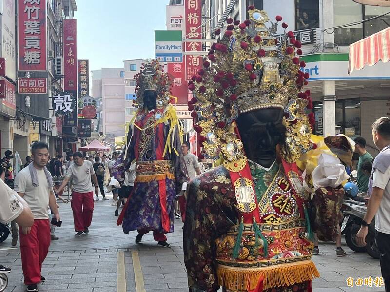 天震堂組成慶賀團由七爺八爺打頭陣，把金城鎮最熱鬧的街道，打造得有如過年般的喜氣。（記者吳正庭攝）