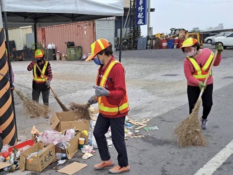 台中市環保局將於6月1日成立「山城區機動班」，民眾投訴指出，原本應是「後進先出」，卻淪為清潔隊長整肅不喜歡的人，流於不公。示意圖。（環保局提供）