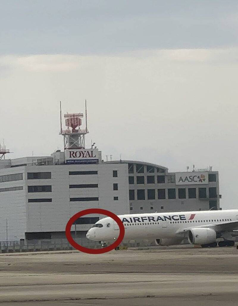 法国航空291号班机机鼻凹陷。（图翻摄自推特）(photo:LTN)