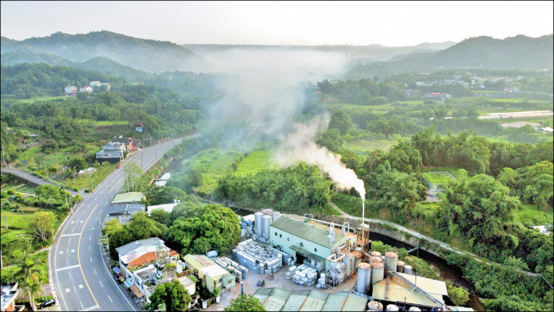 關西鎮台三線旁某化工廠昨天因有機溶劑外洩造成空氣污染，環保局將開罰。（關西鎮環境守護協會提供）