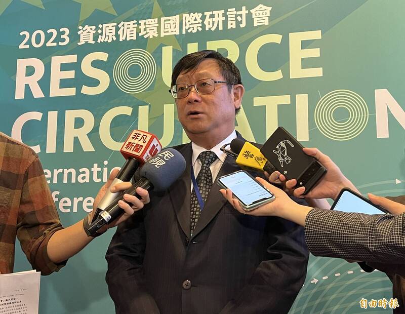 環保署長張子敬今受訪時表示,目前正在研擬資源循環促進法草案,目標是能在立法院下一會期送審。(記者陳嘉怡攝) 環保署長張子敬今受訪時表示,目前正在研擬資源循環促進法草案,目標是能在立法院下一會期送審。(記者陳嘉怡攝)