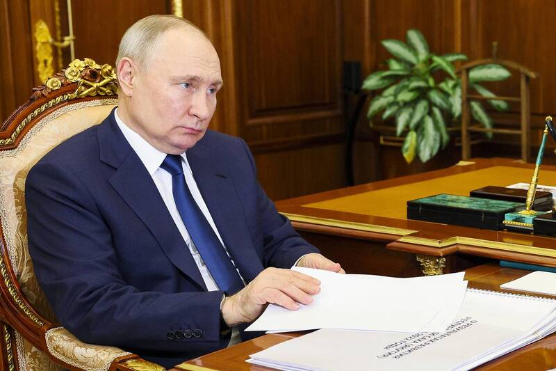 俄国总统普廷29日在克里姆林宫签字废止《欧洲常规武装力量条约》。（美联社）(photo:LTN)
