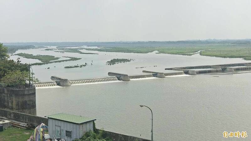 高屏溪流量變化大，近5天大減一半。（記者陳文嬋攝）