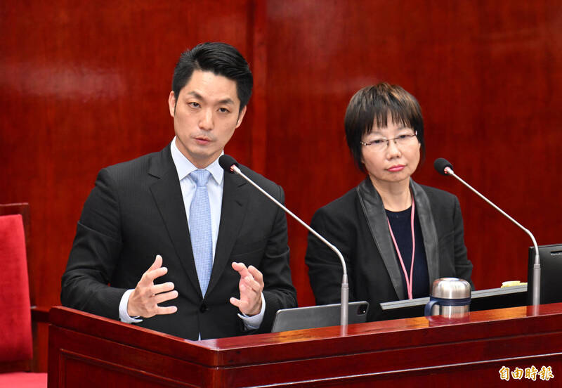 台北市長蔣萬安出席市政總質詢，並接受市議員陳宥丞的質詢。（記者田裕華攝）