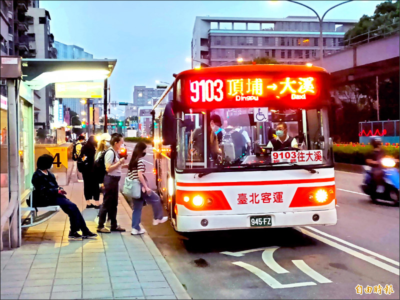 公路客運「9103大溪—捷運頂埔站」路線的末班車，將於六月四日晚間七點四十五分，從大溪總站開往捷運頂埔站後正式退場。（記者陳恩惠攝）