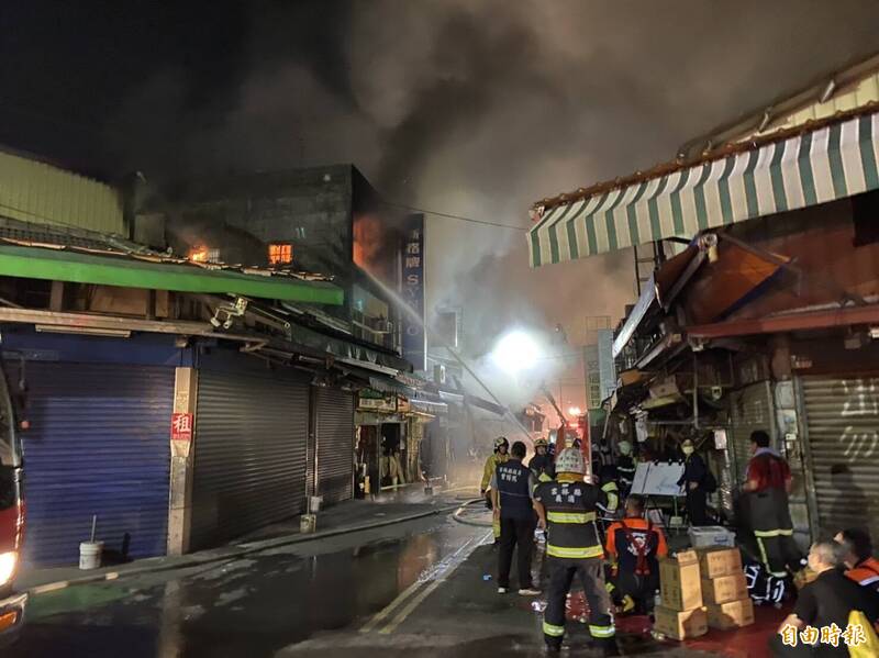 斗六市西市場愛國街深夜民宅大火，二點多大火還在燒。（記者詹士弘攝）