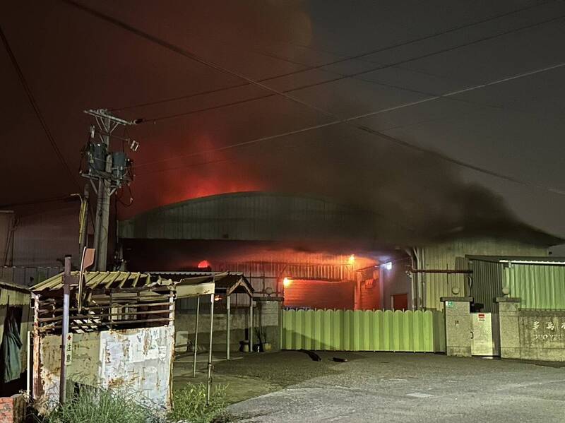 台南安定一玻璃五金工廠凌晨火警，現場灌救中。（民眾提供）