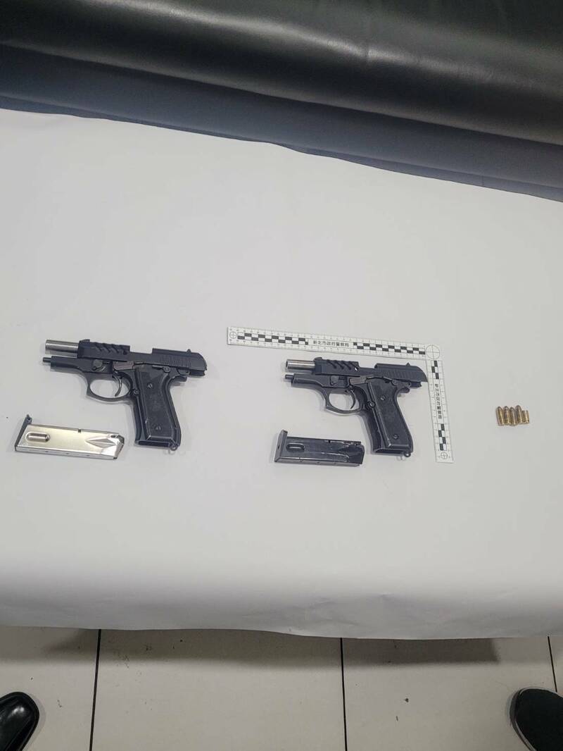 新北警三重分局逮獲今（30日）清晨於重陽重劃區連開13槍的曾姓槍手，起出犯案的2把改造手槍。（記者吳仁捷翻攝）
