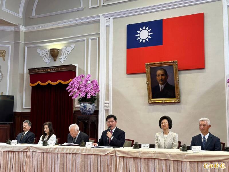 總統府秘書長林佳龍下午偕大法官提名審薦小組副召集人翁岳生召開記者會,公布4位司法院大法官被提名人,包括最高法院刑事庭審判長蔡彩貞、監察院秘書長朱富美、台大法律學院教授陳忠五,以及民間司改會出身的律師尤伯祥。(記者陳昀攝) 總統府秘書長林佳龍下午偕大法官提名審薦小組副召集人翁岳生召開記者會,公布4位司法院大法官被提名人,包括最高法院刑事庭審判長蔡彩貞、監察院秘書長朱富美、台大法律學院教授陳忠五,以及民間司改會出身的律師尤伯祥。(記者陳昀攝)