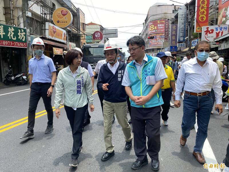 林欽榮視察大樹區中興路刨除工程，表示將繼續投入路平建設。（記者洪臣宏攝）