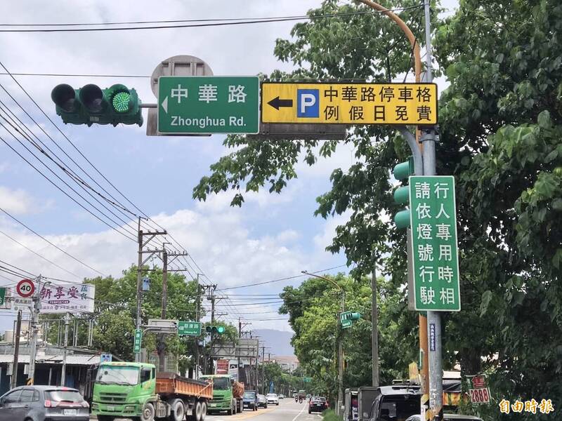 桃市大溪區康莊路、慈康路與中華路交叉路口，是桃園市首處行人專用時相的路口，已有11年歷史。（記者李容萍攝）