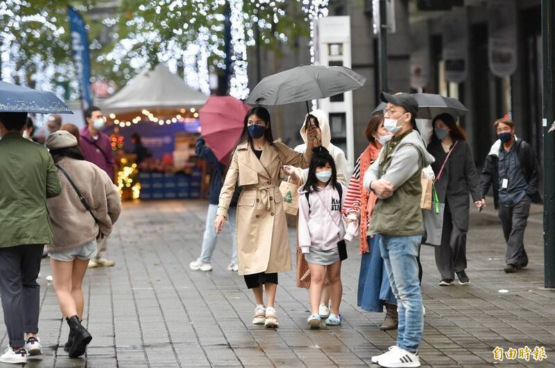 受颱風外圍環流影響，中央氣象局提醒，明日東北部地區及北部山區有陣雨，並有局部大雨或豪雨發生的機率，外出建議攜帶雨具。（資料照）