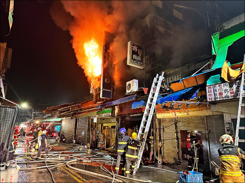暗夜惡火侵襲斗六市西市場，愛國街八間住宅陷入火海。（雲林消防局提供）