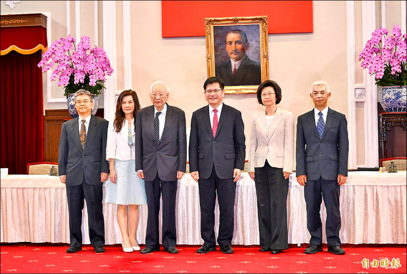 總統府秘書長林佳龍（右3）與大法官提名審薦小組副召集人翁岳生（左3），昨公布4位大法官被提名人，分別為陳忠五（左1）、蔡彩貞（左2）、朱富美（右2）、尤伯祥（右1）。（記者羅沛德攝）