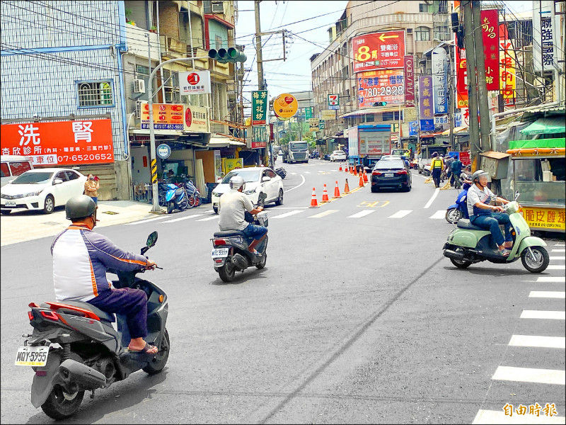 大樹區中興路完成刨鋪工程，大幅改善路面品質。（記者洪臣宏攝）