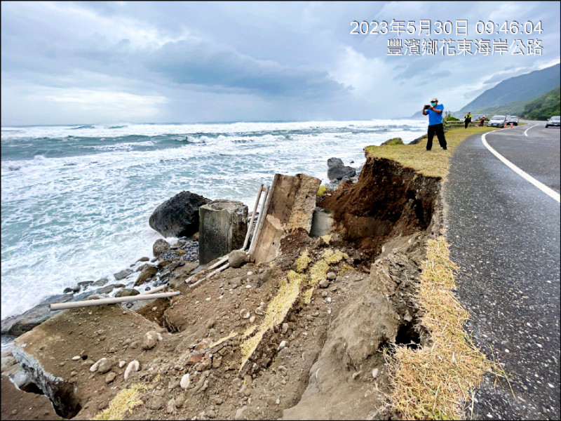 豐濱鄉台11線56.7K路基被瑪娃颱風長浪拍擊，造成綠帶及護欄流失。（豐濱鄉公所提供）