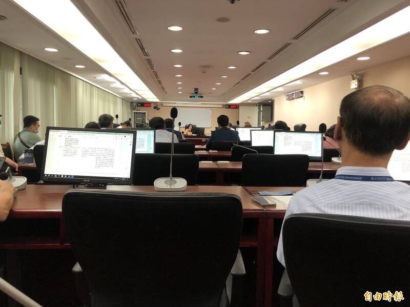 台北市議會法規會討論，游淑慧提案刪除容積獎勵一定期限遞減的規定。（記者楊心慧攝）