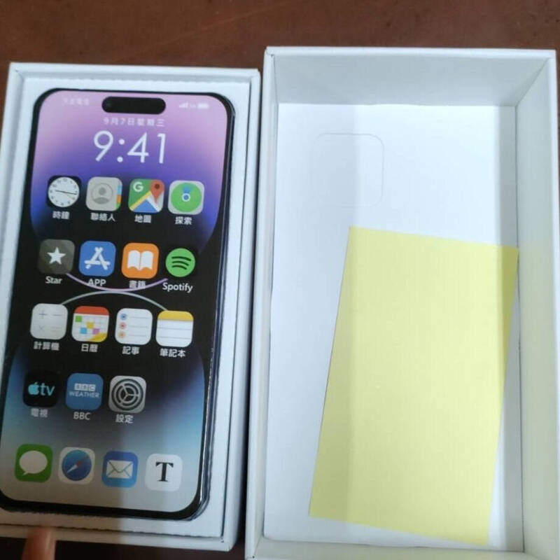 高大成近日在賴生靈前放置一台最新的iPhone 14紙紮手機。（高大成辦公室提供）
