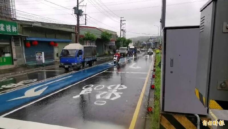 龜山區振興路、西勢湖路口設計為內側1線車道、1線機車道為左轉專用，直行車須走外側的混合車道。（記者周敏鴻攝）