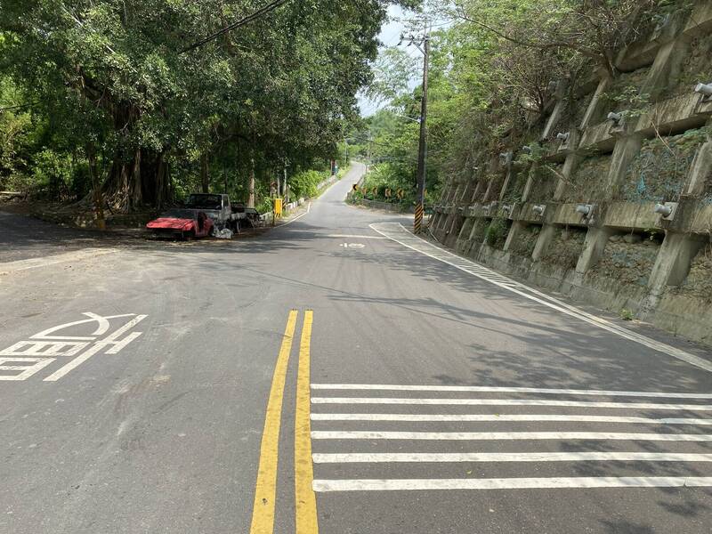 台南關廟龜洞里與高雄田寮交界路段，高雄這端道路已拓寬為15公尺，台南路段則不到4公尺。 （台南市議員陳皇宇提供）