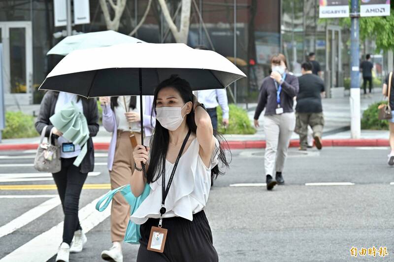 今日北部地區仍有短暫陣雨，山區有機會發生局部大雨。（資料照）