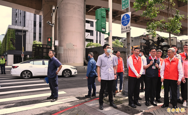 行政院長陳建仁（右一）1日前往台北市市民大道、敦化南路路口，視察科技執法執行成效。 （記者劉信德攝）