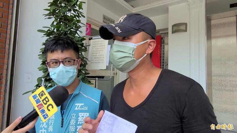 江男發現自己4歲兒出現自殘等傾向，去醫院藥檢檢出「巴比妥」，於是前往警局報案。（記者徐聖倫攝）